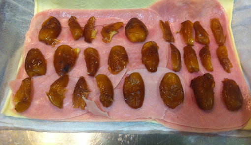 Cubierta de jamón de york y dátiles